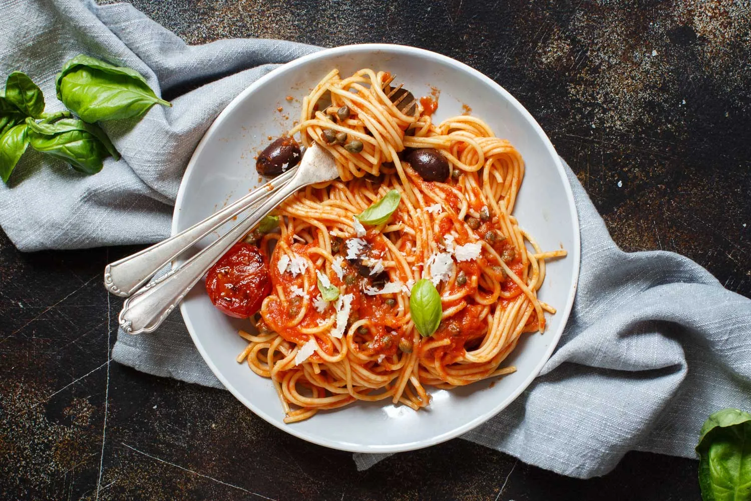 SPAGHETTI Паста с маслинами, каперсами и тунцом